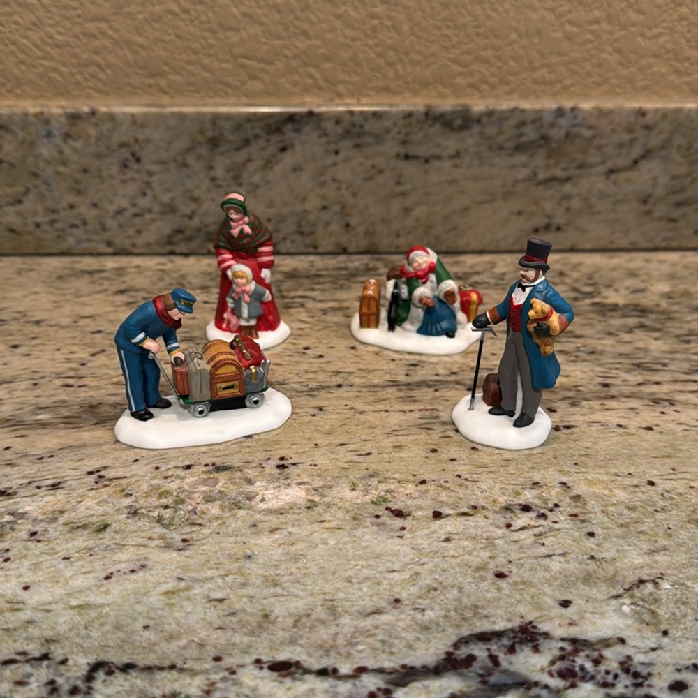 NWT. Dept 56 “Meeting The Family At The Railroadd Station”